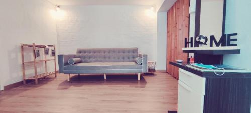 - un canapé au milieu d'une pièce dans l'établissement Santi e Benny Apartment, à Ponta Delgada