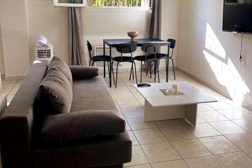 un salon avec un canapé et une table dans l'établissement T3 entier rénové avec place de parking, à Montpellier