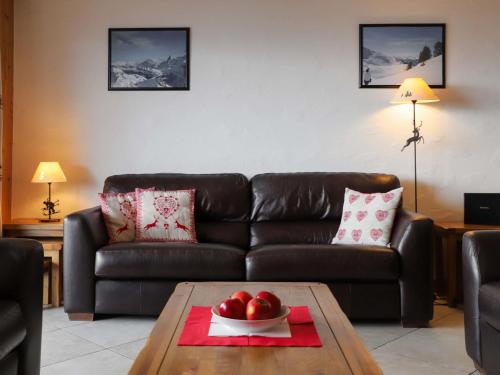 ein Wohnzimmer mit einem Sofa und einer Obstschale auf einem Tisch in der Unterkunft Apartment Les Etagnes 2est by Interhome in Nendaz