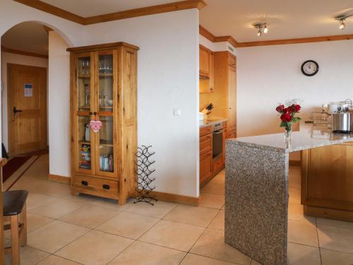 eine Küche mit einer Mittelinsel in einem Zimmer in der Unterkunft Apartment Les Etagnes 2est by Interhome in Nendaz