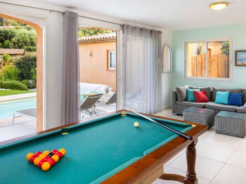 - un billard dans le salon d'une maison dans l'établissement Villa Plein Sud by Interhome, à Saint-Aygulf