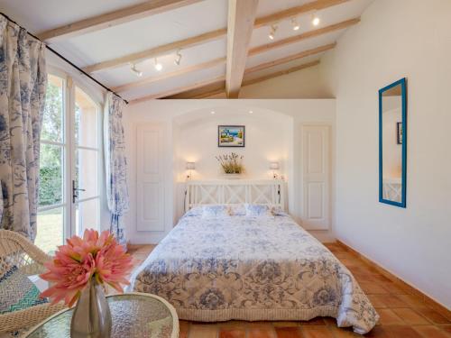 une chambre avec un grand lit et une table dans l'établissement Holiday Home La Bastide Rose by Interhome, à Sainte-Maxime