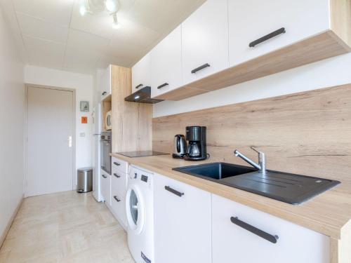 une cuisine avec un évier et une machine à laver dans l'établissement Apartment Les Terres Marines-2 by Interhome, à Sainte-Maxime