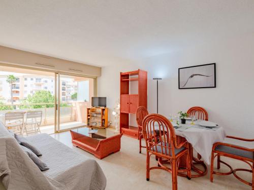 un salon avec une table et un canapé dans l'établissement Apartment Les Terres Marines-2 by Interhome, à Sainte-Maxime