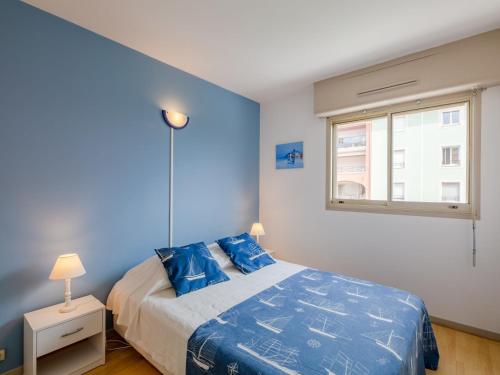 une chambre bleue avec un lit et une fenêtre dans l'établissement Apartment Les Terres Marines-2 by Interhome, à Sainte-Maxime