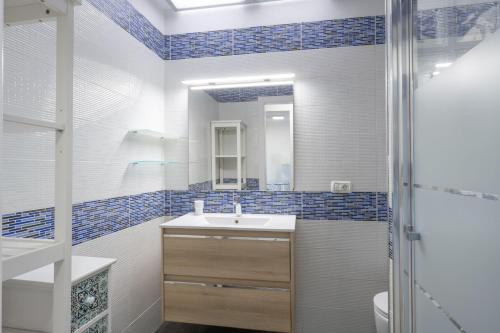 bagno con lavandino, servizi igienici e specchio di Cosy flat with sea views in Santa Ursula a Santa Úrsula