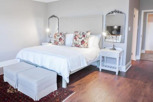 南布洛姆的住宿－Sole Haven，卧室配有白色的床和镜子