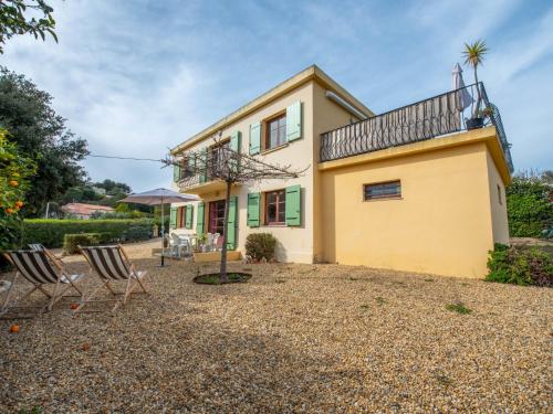 une maison avec 2 chaises et une terrasse dans l'établissement Villa Marenco, à La Croix-Valmer