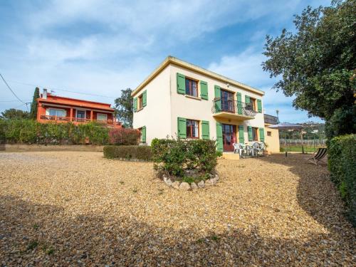 ラ・クロワ・ヴァルメにあるApartment Villa Marenco-2 by Interhomeの砂利の庭がある家