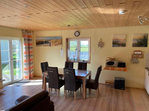 una sala da pranzo con tavolo e sedie di Holiday Home Strelasund by Interhome ad Altefähr