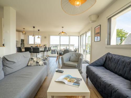 un salon avec un canapé et une table dans l'établissement Holiday Home Les Dunes by Interhome, à Plounéour-Trez