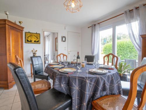 une salle à manger avec une table et des chaises dans l'établissement Holiday Home Ty Nevez by Interhome, à Sibiril
