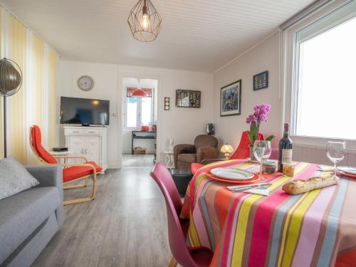 un salon avec une table et un tissu de table rayé dans l'établissement Holiday Home Ti an Aod - CED239 by Interhome, à Cléder