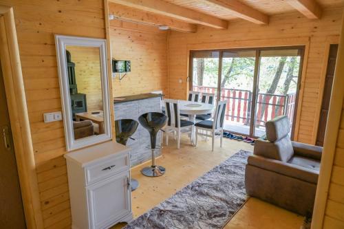 Cabaña de madera con cocina y sala de estar en Hakuna Matata Lake House, en Jajce