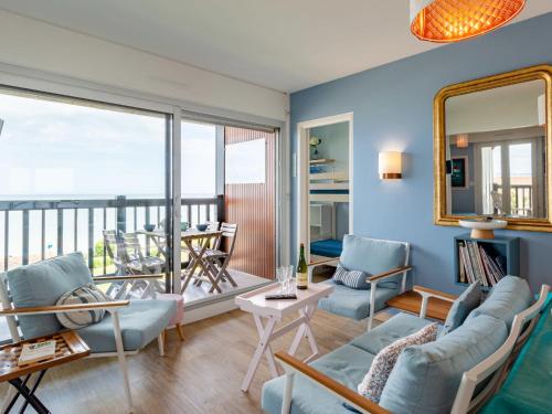 ein Wohnzimmer mit Meerblick in der Unterkunft Apartment La Bizontine by Interhome in Cabourg