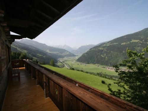 un balcón de una casa con vistas a un valle en Apartment Kröll by Interhome, en Aschau