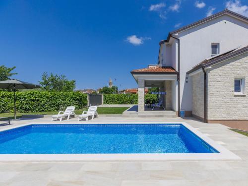 een zwembad in de achtertuin van een huis bij Holiday Home Villa Zirdum by Interhome in Nova Vas