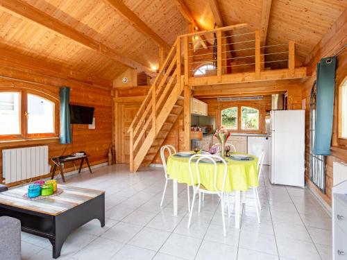 Posezení v ubytování Chalet Le Chamalo by Interhome