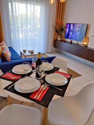una mesa de comedor con platos y copas de vino en Sunny Apartment Costa Blanca, en La Mata