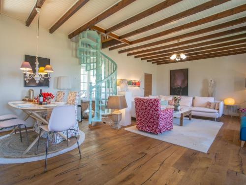 un salon avec un canapé et une table dans l'établissement Holiday Home Mon Amour by Interhome, à Porspoder