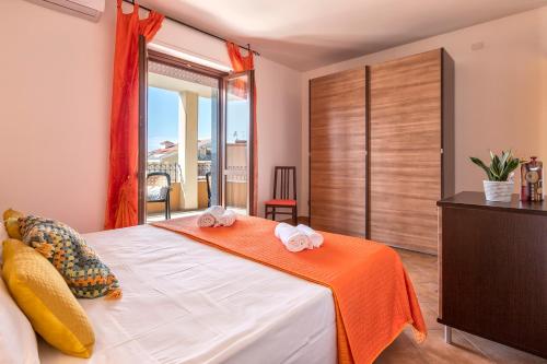 a bedroom with a bed with two towels on it at KaRol Casa Vacanze in Alghero