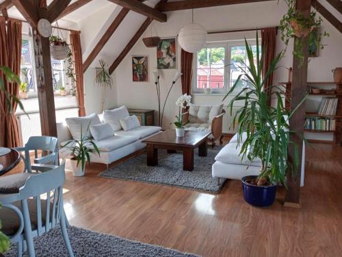 uma sala de estar com sofás brancos e uma mesa em Holiday Home Řevnice by Interhome em Řevnice