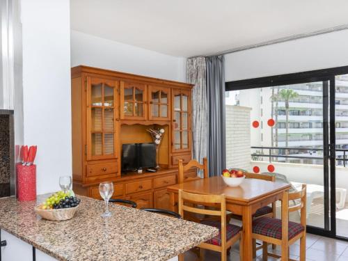 een keuken en eetkamer met een tafel en stoelen bij Apartment Riviera Park-4 by Interhome in Salou