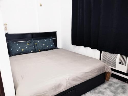 Un pat sau paturi într-o cameră la Isabelle Garden Villas 429