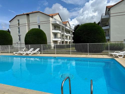 Bazén v ubytovaní Apartment Le Hameau du Golf by Interhome alebo v jeho blízkosti