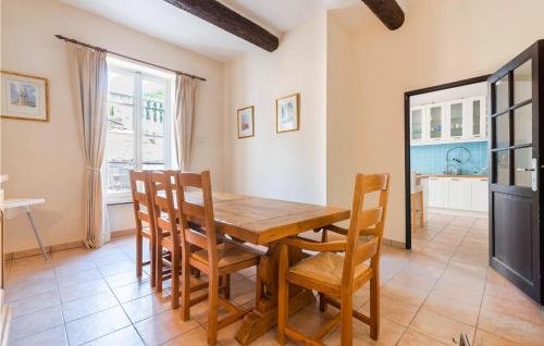 une salle à manger avec une table et des chaises en bois dans l'établissement 4 Bedroom Lovely Home In Magalas, à Magalas