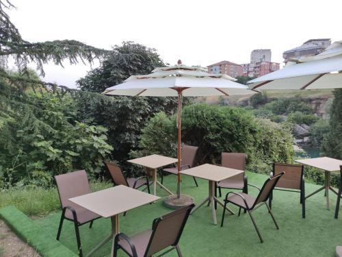 Hotel Ambasador في بودغوريتسا: مجموعة طاولات وكراسي مع مظلة