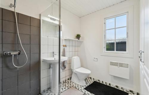 Bathroom sa Cozy Home In Tranekr With Kitchen