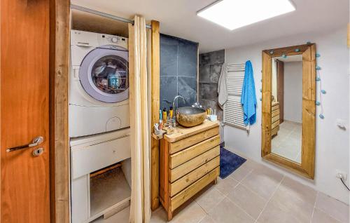 una lavanderia con lavatrice e asciugatrice di Gorgeous Home In Francheville With Wifi a Francheville