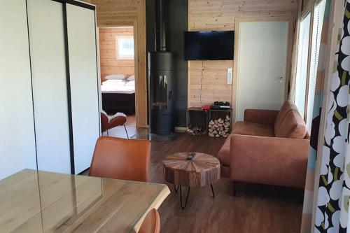 ein Wohnzimmer mit einem Sofa und einem Tisch in der Unterkunft Holiday home Villa Esteri in Pyhätunturi