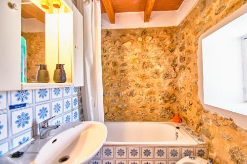 uma casa de banho com uma banheira e um lavatório em Villa Son Bennassar em Inca