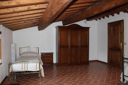 a bedroom with a bed and a wooden ceiling at Casa dell'Ulivo in Pergognano
