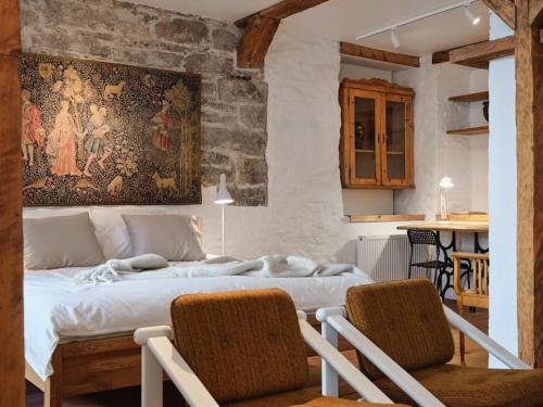 - une chambre avec un lit orné d'une peinture murale dans l'établissement Historic Apartment with Private Garden in Old Town, à Tallinn