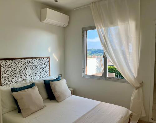 Кровать или кровати в номере Dimora Sestri Levante con piscina