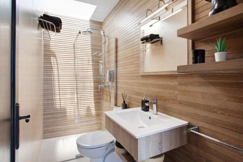 een badkamer met een witte wastafel en een toilet bij Villa Toro in Corralejo