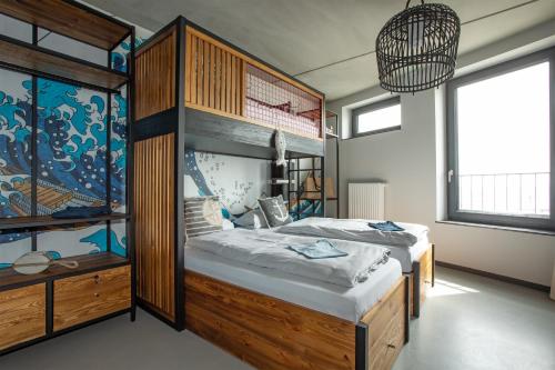 ein Schlafzimmer mit einem Etagenbett in einem Zimmer in der Unterkunft Surf Rescue Club in Grömitz