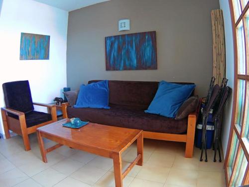 sala de estar con sofá y mesa en FELIX HOUSE sea views en Costa de Antigua