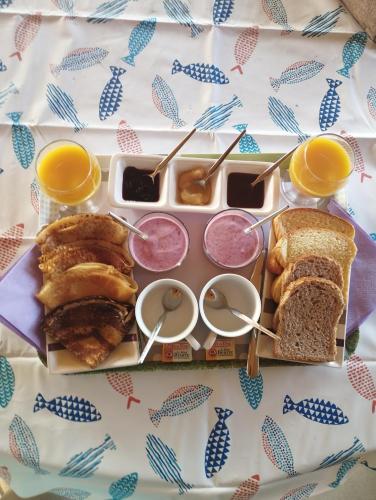 een dienblad met broodjes en andere voedingsmiddelen bij Le Spa des lavandes panoramique in Valensole