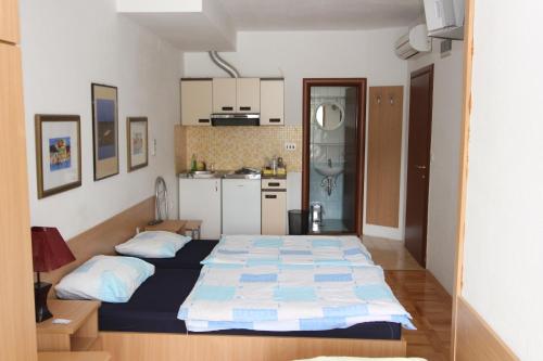 a bedroom with a bed and a kitchen at Vila Centar in Trebinje