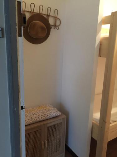studio cabine rénové dans résidence tranquille ,au calme,200m de la mer avec parking privé