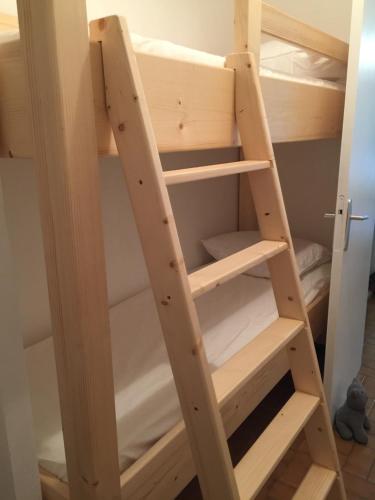 une échelle pour un lit superposé dans une chambre dans l'établissement studio cabine,4 personnes ,rénové,au calme,200 m de la plage,parking privé, à Sète