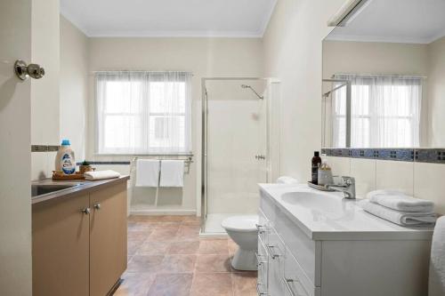 La salle de bains est pourvue d'un lavabo, de toilettes et d'une douche. dans l'établissement Urban Escape, à Wendouree