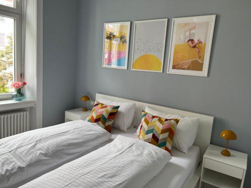 クラーゲンフルトにあるDas Domizilのベッドルーム1室(ベッド2台付)が備わります。壁には絵画が飾られています。
