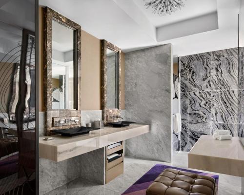La salle de bains est pourvue d'un lavabo et d'un miroir. dans l'établissement Pasadena Hotel & Pool, à Pasadena