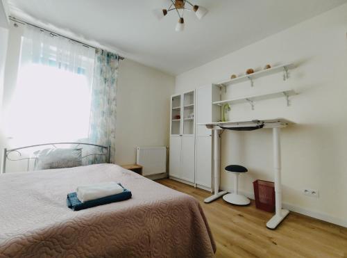 Un pat sau paturi într-o cameră la Lema 15A by Homeprime