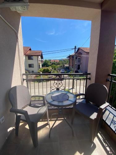 een balkon met een tafel en stoelen bij Ivana apartman in Vrnjačka Banja
